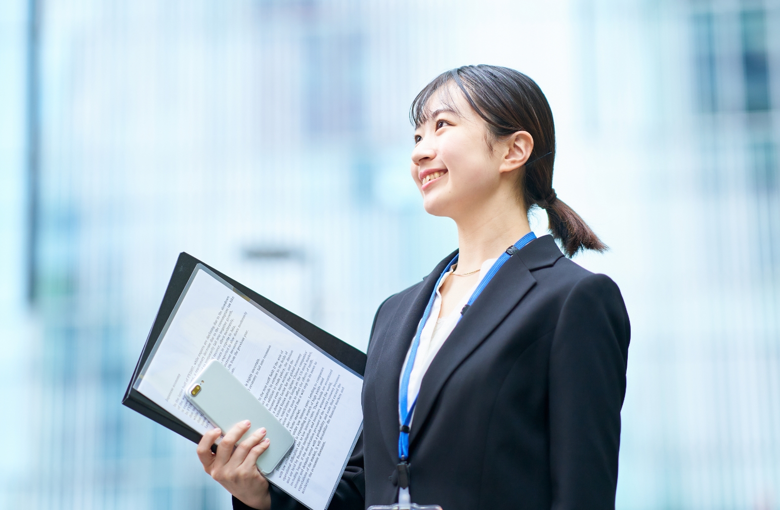 スーツ姿で笑顔の女性